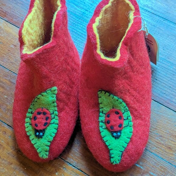 EARTH DIVAS Nepal Wool Felted Lady bug Slippers for children kids - Picture 1 of 4